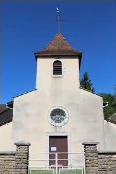 Nous sommes maintenant devant l'église Saint-Gengulphe, à Bourcia. Ancienne commune Jurassienne, elle se situe en région ...