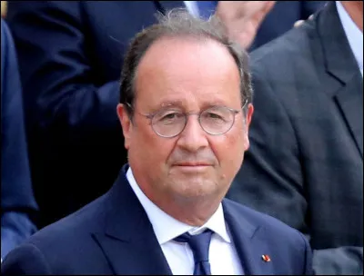 Politique : contre qui François Hollande remporte-t-il la primaire des socialistes le 16 octobre 2011 ?