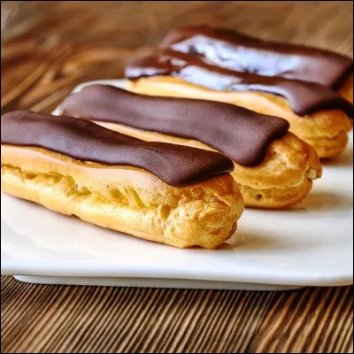 Comment appelle-t-on une p&acirc;tisserie &agrave; base de p&acirc;te &agrave; choux allong&eacute;e et fourr&eacute;e de cr&egrave;me au chocolat ?