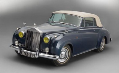 Cette Rolls-Royce cabriolet possède une histoire spéciale car elle a appartenu successivement à deux grandes stars.
De 1967 à 1970, elle est la voiture de Charles Aznavour puis celle de...