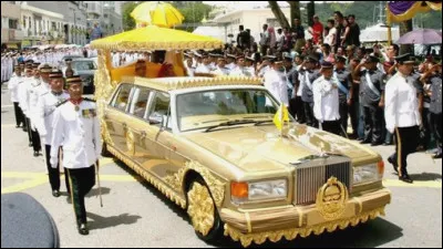 Dans le genre déco un peu chargée, une autre Rolls. À qui appartient-elle ?