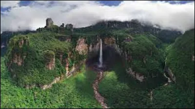 Après la hauteur, la chute. Découvrons les chutes de Salto Ángel. Mais dans quel pays sommes-nous ?