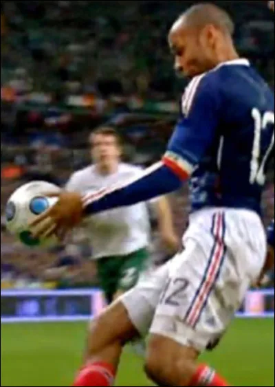 Sport : Le 18 novembre 2009, la main de Thierry Henry qualifie l'équipe de France de football pour le Mondial 2010. Mais contre quelle équipe ?