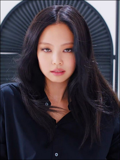 Quelle membre est représentée sur cette photo tirée du M/V de "Shut down" ?