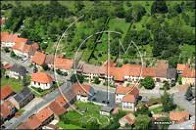 Village d'Alsace bossue, dans l'arrondissement de Saverne, Burbach se situe dans le département ...