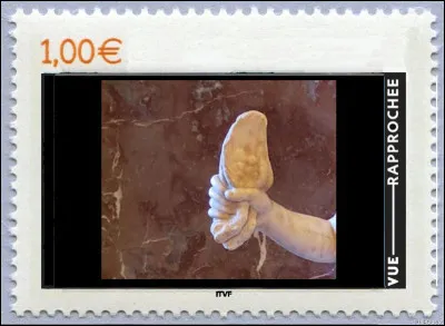 Que tient à la main cette "Vénus vulgaire" de l'époque romaine ?