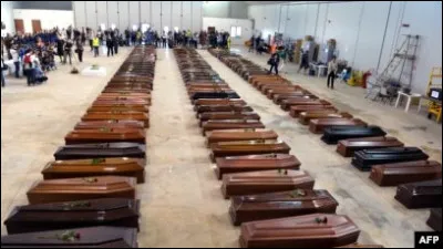 Catastrophe : Le 3 octobre 2013 une embarcation transportant environ 500 migrants clandestins africains fait naufrage. L'accident tue 366 personnes ce qui en fait la deuxième plus grande tragédie en Méditerranée depuis le début du XXIe siècle. Mais au large de quelle île, l'embarcation a-t-elle fait naufrage ?