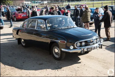 Cette curieuse routière tchécoslovaque, produite entre 1957 a été à l'affiche avec Y.Montand dans "L'Aveu" et conduite par Marie Trintignant dans "Des Nouvelles du bon Dieu". Quel est son constructeur ?