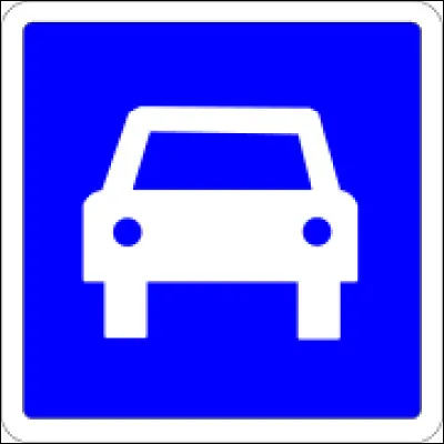 Ce panneau de signalisation indique l'entrée d'une autoroute.