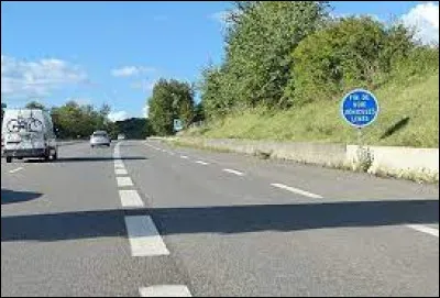 La voie réservée aux véhicules lents concerne ceux qui ne peuvent pas dépasser les 60 km/h.