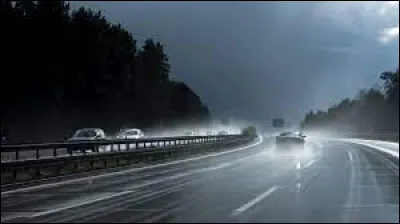 La vitesse maximum autorisée par temps de pluie pour un conducteur confirmé est de 110 km/h.