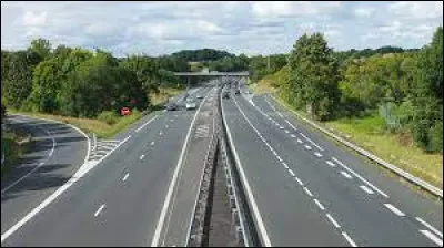 La couleur de fond du panneau indiquant une aire de service est le blanc.