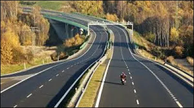 Les véhicules doivent impérativement circuler à une vitesse minimum de 80 km/h.