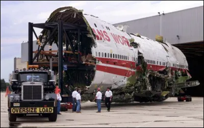 Catastrophe : Le 17 juillet 1996, le Boeing 747 de la TWA explose en vol avec à son bord 230 personnes. L'avion devait atterrir à Paris. Mais d'où venait-il ?