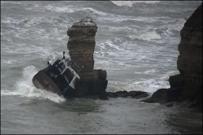 Catastrophe : Sur quelle île française a eu lieu le naufrage du chalutier l'Essor le 11 août 1996, causant la mort de 10 personnes ?
