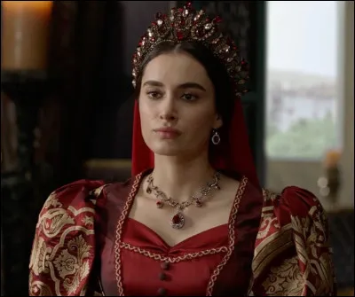 À quel âge Hatice Turhan fut-elle offerte au harem impérial du palais de Topkapi, comme cadeau de la part du Khanat de Crimée à la mère du sultan Ibrahim Ier, Kösem ?