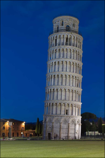 Dirigeons-nous vers Pise. En quelle année a été créée la tour de Pise ?