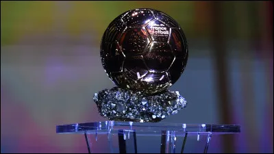 Qui vient de remporter le Ballon d'or à 34 ans, en devenant ainsi le cinquième joueur différent de sa nationalité à obtenir cette récompense suprême ?