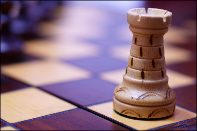 Comment la tour se déplace-t-elle aux échecs ?