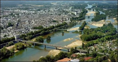 La ville de Tours est le chef-lieu de quel département ?