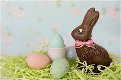 Que ne trouve-t-on pas en chocolat dans la devanture de Pâques de la pâtisserie de Julie ?