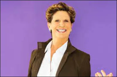 Comment s'appelle la professeure d'expression scénique ?