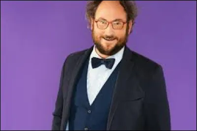 Comment s'appelle le professeur de théâtre ?