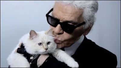 Quel est le nom de la chatte du styliste Karl Lagerfeld, qu'il prenait souvent en photo, faisant d'elle une véritable star ?