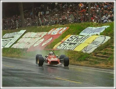 Dès son ouverture, en 1950, le circuit de Rouen-les-Essarts est reconnu comme un des meilleurs circuits d'Europe avec ses stands modernes, une large piste et des tribunes pour les spectateurs.
Combien de courses de Formule 1 ont été accueillies sur le tracé ?