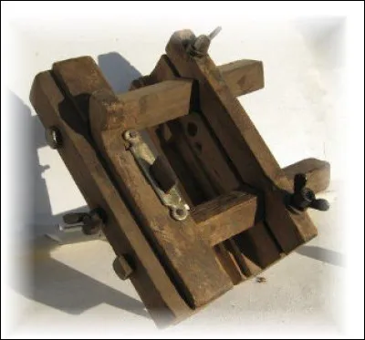 Tout en bois d'arbre, il ne doit pas être léger, le gabariau !