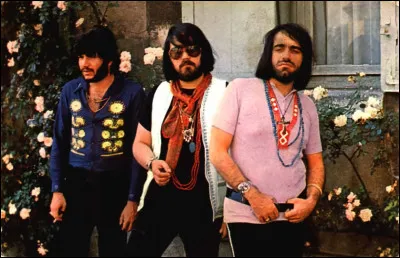 Quel est ce groupe de rock grec, actif de 1966 à 1971 animé par le chanteur vedette Demis Roussos, mort en 2015 ?
