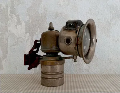 Quel est l'autre nom de la lampe à carbure ?