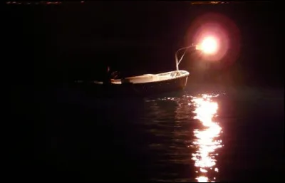 Quel est le nom de cette pêche qui se pratique de nuit à l'aide de lampes ?