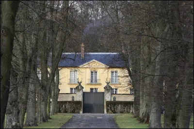 Dans quel château se situe le pavillon de chasse de ''La Lanterne'' ?