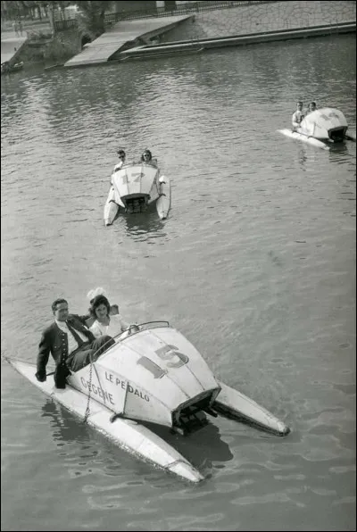 C'est par ces paroles que vous trouverez le titre : Vient nous servir à boire - Sous la tonnelle on frôle son jupon !