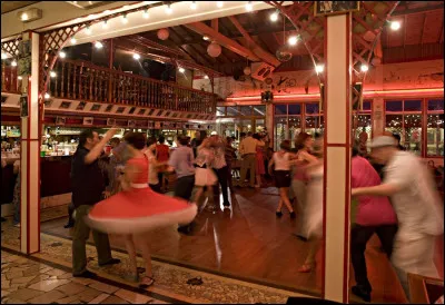 Retrouvez le titre de la chanson par les paroles : Sous les tonnelles on mange des glaces - Et dans la Marne on boit la tasse !