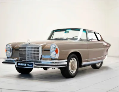 - « Mais vous avez fait quoi, à ma Mercedes de collection ? »
- « Ben ma p'tite dame, ça s'ra mieux pour vos créneaux ! »