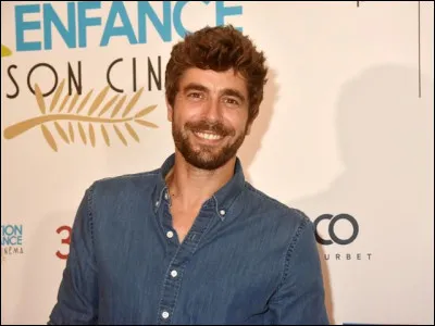 Dans quel film joue-t-il son premier rôle en France aux côtés de Gérard Jugnot et Stéphane Debac ?