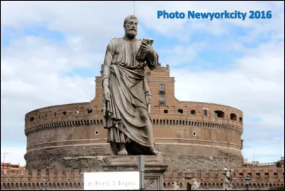 Quel est ce château, situé sur la rive droite du Tibre à Rome, datant de 123 après J.-C., devenu musée en 1906 ?