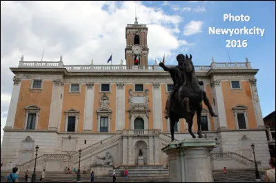 Quel est ce Palais situé sur la colline du Capitole où fut fondée Rome, plus ancien hôtel de ville du monde depuis 1144 ?