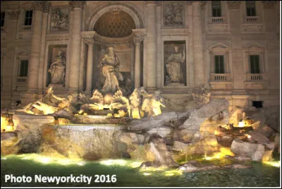 Quelle est cette fontaine de style baroque, la plus grande et la plus célèbre de Rome, construite entre 1732 et 1762 ?