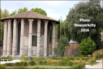 Quel est ce temple de marbre blanc, le plus vieux des monuments de Rome datant du deuxième siècle avant J.-C. et dédié à Héraclès ?