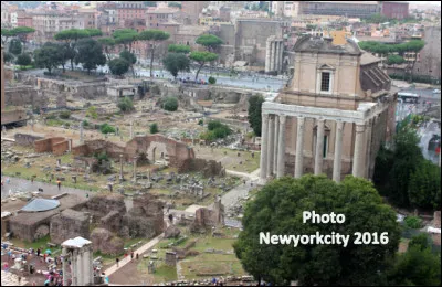 Quel est ce site archéologique le plus important de Rome, situé entre le Capitole est le mont Palatin ?