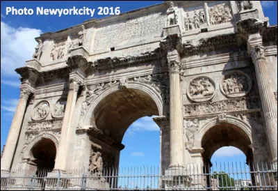 Quel est cet arc de Triomphe situé près du Colisée, datant de 315 après J.-C. qui est dédié à l'empereur romain du même nom ?