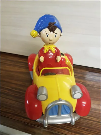 Qui est ce charmant petit personnage dans sa voiture ?