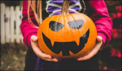 Et maintenant, si on veut en recevoir, on ne les demande pas comme ça. Il y a une façon particulière de les demander ! ''On Halloween evening, all the young children say _____ __ _____ !''
