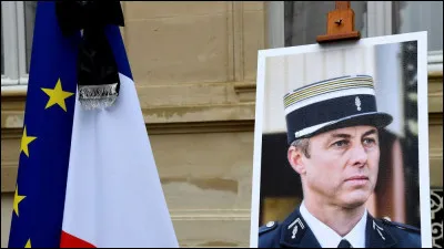 France : Le 23 mars 2018, Arnaud Beltrame meurt en sauvant des otages lors d'une prise d'otages terroriste à Trèbes. Dans quel lieu se passait la prise d'otages ?