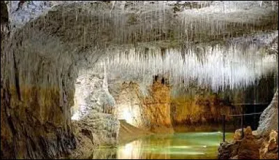 Que faut-il ajouter à "cho" pour obtenir le nom d'une grotte située dans le Vercors ?