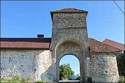 Que faut-il ajouter à "cho" pour obtenir le nom d'une commune française située en Haute-Savoie ?