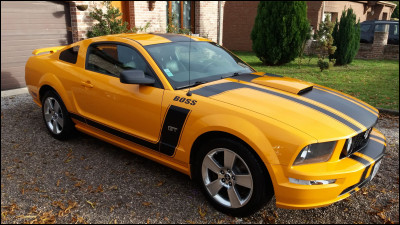 Les trains finissent leur voyage dans mon premier.
Mon deuxième augmente chaque année.
Mon tout est un espace réservé généralement aux voitures.